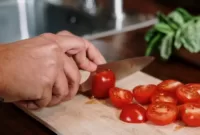 Konsumsi tomat dapat menurukan kadar kolesterol. (Pexels/cottonbro studio)