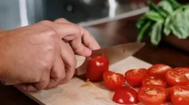 Konsumsi tomat dapat menurukan kadar kolesterol. (Pexels/cottonbro studio)