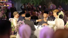 Menteri Pertahanan RI Prabowo Subianto menjadi saksi pernikahan putri Ketua MPR RI Bambang Soesatyo (Bamsoet), Debby Pramestya Putri. (Dok. Tim Media Prabowo Subainto)