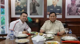 Menteri Pertahanan Prabowo Subianto bersama artis sekaligus pengusaha, Raffi Ahmad. (Dok. Tim Media Prabowo)  