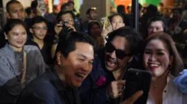 Menteri BUMN Erick Thohir turut menyaksikan penampilan penyanyi David Bayu. (Dok. Fandom Super Land)