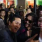 Menteri BUMN Erick Thohir turut menyaksikan penampilan penyanyi David Bayu. (Dok. Fandom Super Land)