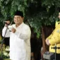 Ketua Umum Partai Gerindra Prabowo Subianto bersama Ketua Umum Golkar Airlangga Hartarto dalam acara tasyakuran HUT ke-59 Golkar. (Dok. Tim Media Prabowo Subianto)