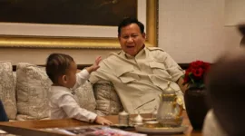 Menteri Pertahanan Prabowo Subianto menerima kunjungan silaturahmi seorang anak jenius, Kenneth Matthew di kediaman pribadinya di Kertanegara IV. (Dok. Tim Media Prabowo-Gibran)  