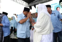 Calon Presiden Prabowo Subianto bersama Muhammad Luthfi bin Yahya dalam acara Ndaru Bersholawat di Serang, Banten. (Dok. TKN Prabowo Gibran)