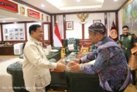 Calon Presiden Prabowo Subianto menerima kedatangan Abah Lala. (Dok Tim Media Prabowo SUbianto)