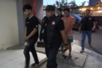 Dua pria berinisial ADR dan RZ yang memasok narkoba bagi artis lawas Ibra Azhari digiring polisi di Polres Metro Jakarta Barat. (Instagram.com/@polres_jakbar)
