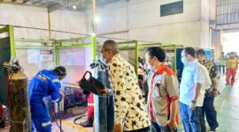 Ketua BNSP Syamsi Hari, bersama peserta sertifikasi welder CPMI tujuan Korea Selatan di LPK Geweld Batam. Sertifikasi yang berlangsung pada 14-16 Juni 2024. (Doc.Ist)