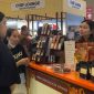 Wiwi, artisan cokelat asal Makassar menjelaskan keiistimewaan kakao fermentasi nusantara kepada pelanggan. (Dok. Bittersweet Festival 2025)