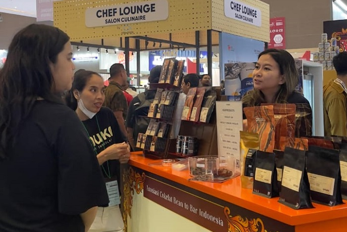 Wiwi, artisan cokelat asal Makassar menjelaskan keiistimewaan kakao fermentasi nusantara kepada pelanggan. (Dok. Bittersweet Festival 2025)