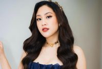 Sherina Munaf memeluk kucing Lili yang kurus usai diselamatkan. (Instagram.com @sherinamunaf)  