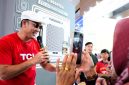 Foto : Brand Ambassador TCL Indonesia, Denny Sumargo, turut hadir menyapa pengunjung selama pameran. (Doc.Ist)