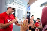 Foto : Brand Ambassador TCL Indonesia, Denny Sumargo, turut hadir menyapa pengunjung selama pameran. (Doc.Ist)