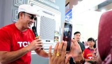 Foto : Brand Ambassador TCL Indonesia, Denny Sumargo, turut hadir menyapa pengunjung selama pameran. (Doc.Ist)