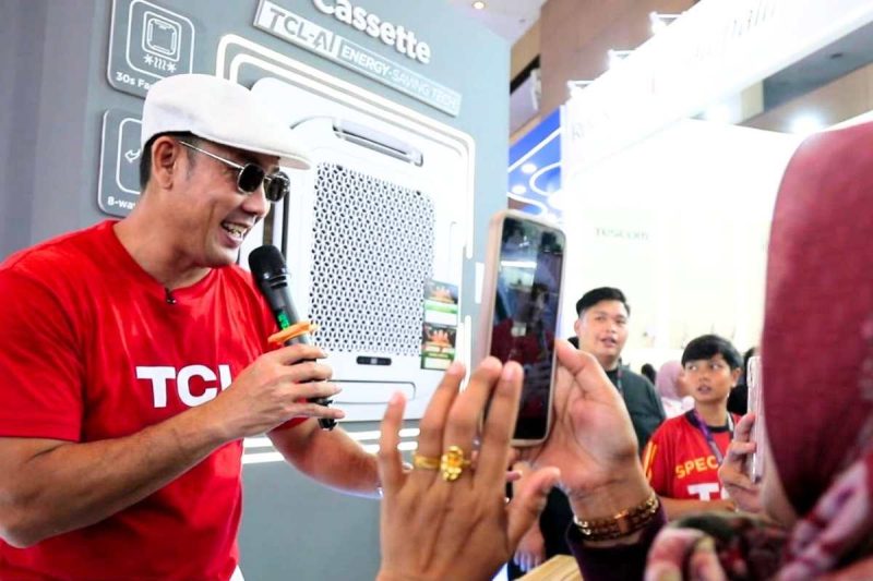 Foto : Brand Ambassador TCL Indonesia, Denny Sumargo, turut hadir menyapa pengunjung selama pameran. (Doc.Ist)