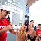 Foto : Brand Ambassador TCL Indonesia, Denny Sumargo, turut hadir menyapa pengunjung selama pameran. (Doc.Ist)